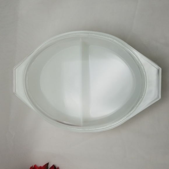 Pyrex Town & Country Divided Casserole Dish with Lid - Picture 2 of 16